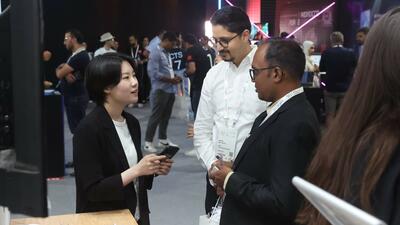 Ugandan and Korean startup entrepreneurs talk at trade show