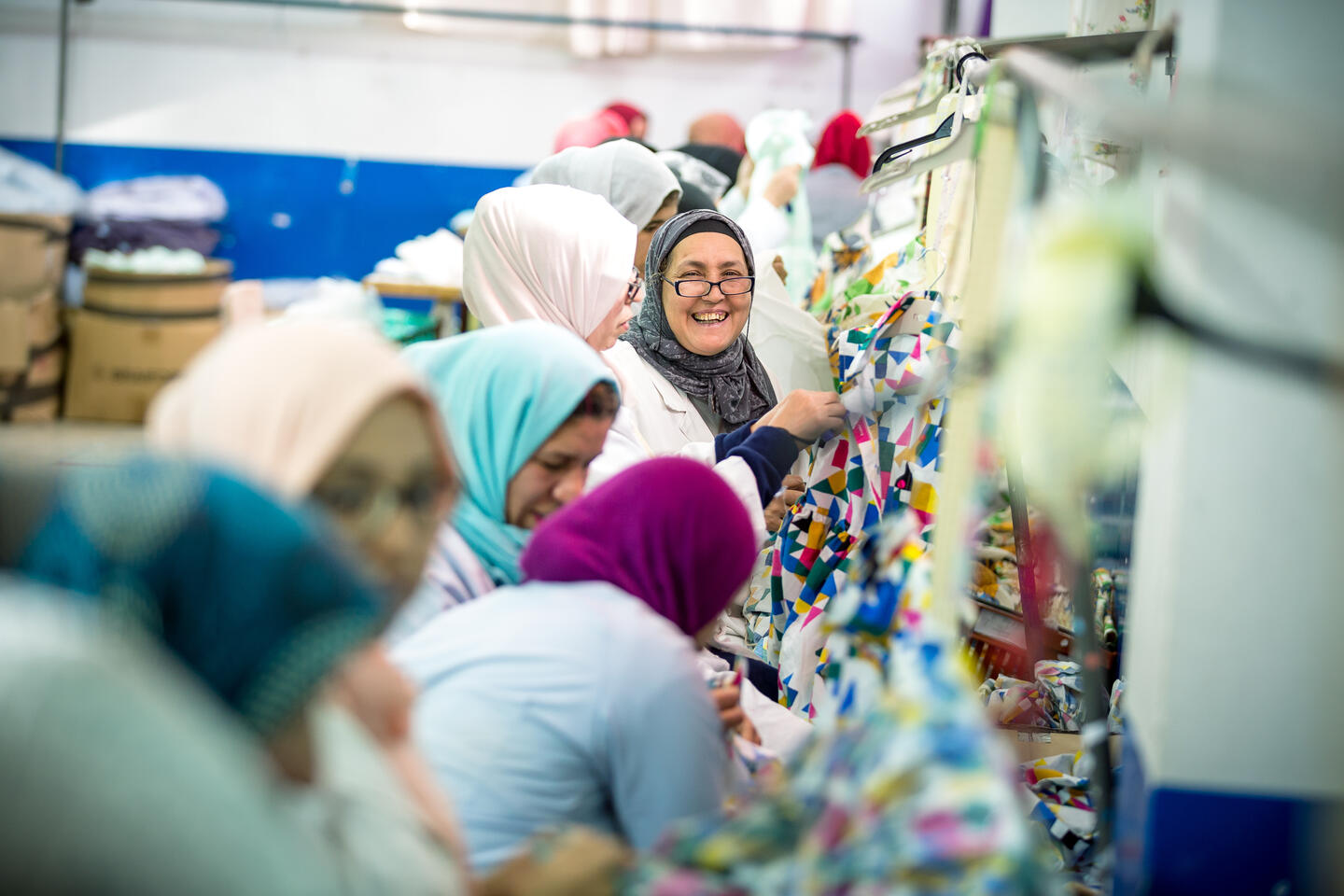 Mujeres organizando prendas de vestir finalizadas en una fábrica de Marruecos