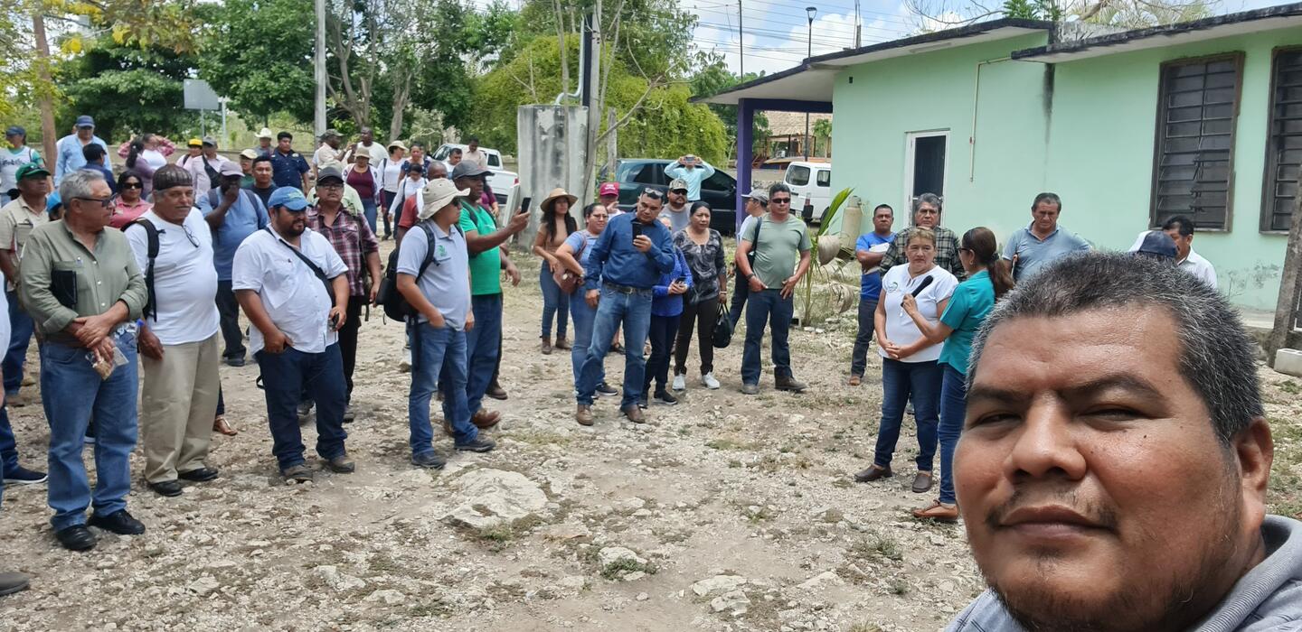 Grupo de personas en unas instalaciones de procesamiento de cocos en México.