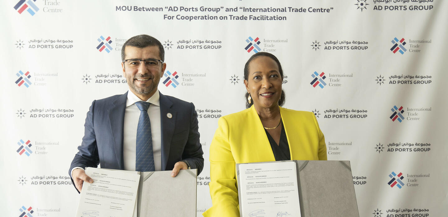 Mohamed Juma Al Shamisi, Consejero Delegado del AD Ports Group y Pamela Coke-Hamilton, Directora Ejecutiva del ITC, firman un acuerdo.