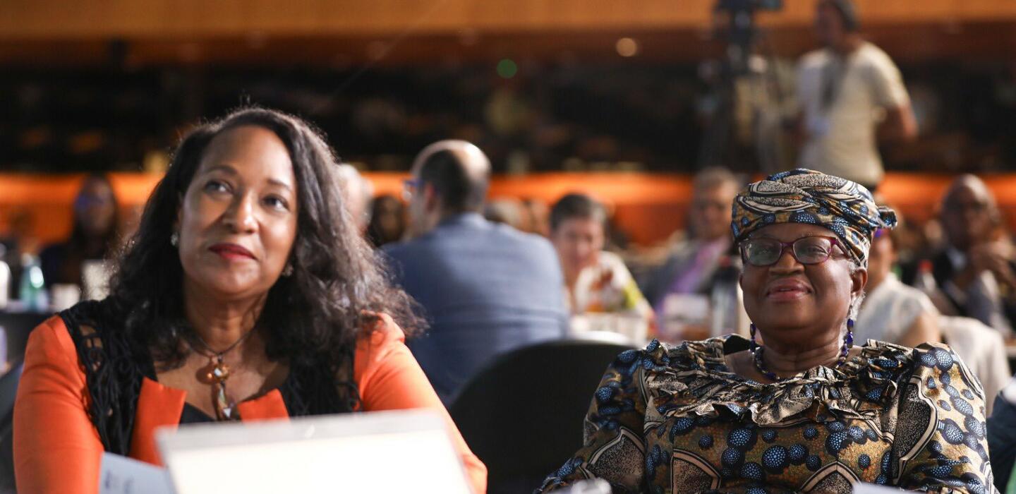 Pamela Coke-Hamilton, Directrice exécutive de l'ITC, et Ngozi Okonjo-Iweala, Directrice générale de l'OMC, écoutent les discours des intervenants.