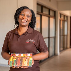 Monica Nana Ama Senanu tient une boîte de chocolats Chocolub.